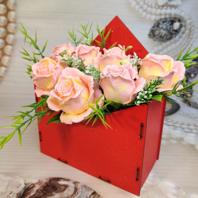 Композиция из мыльных роз в конверте