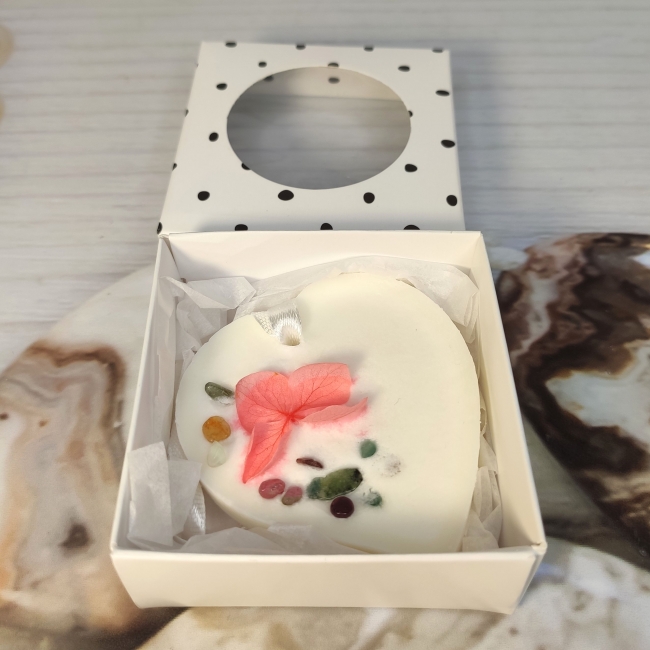 Саше гортензия и камни