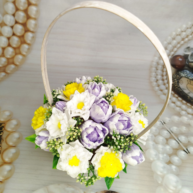 Тюльпаны и нарциссы в корзине