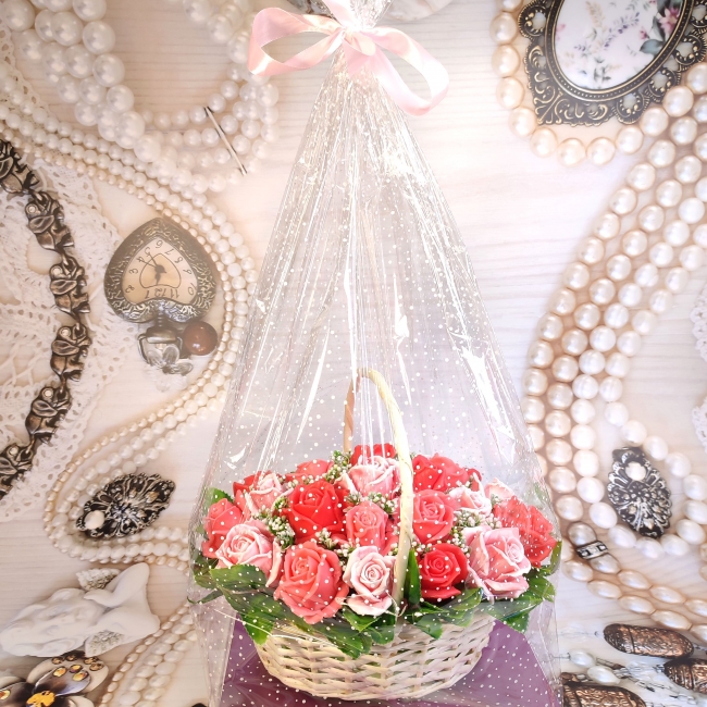 Мыльные розы в большой корзине