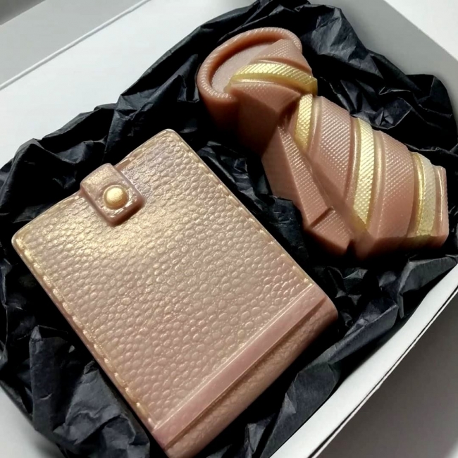 портмоне и галстук из мыла