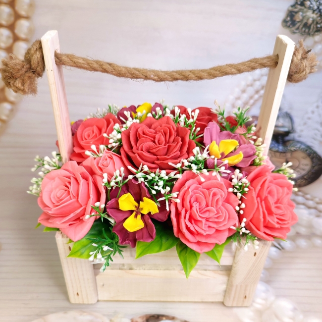 Ирисы и розы