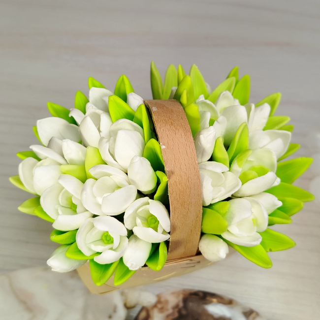 Подснежники в корзинке