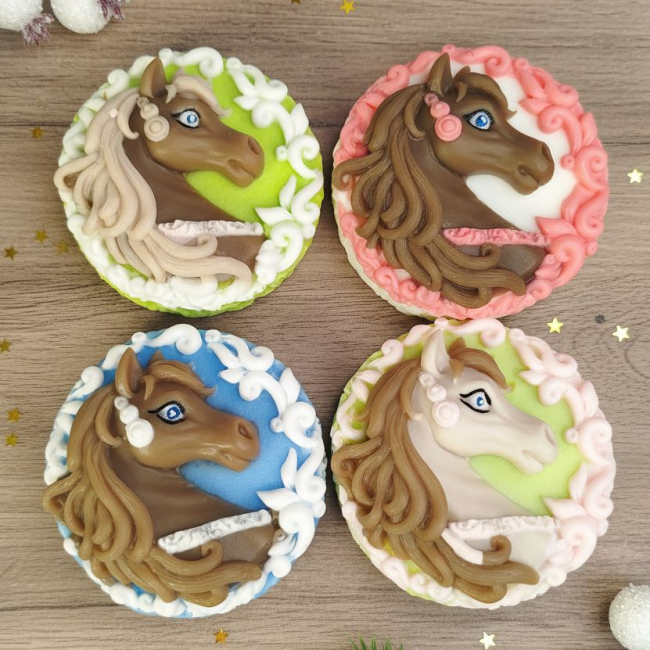 4 расцветки лошадок