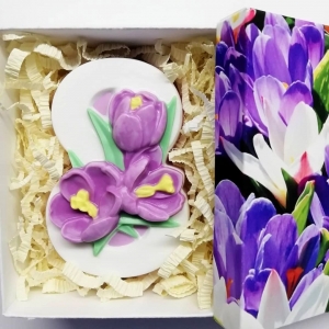 Восьмёрка с крокусами