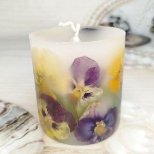 Анютины глазки в свече