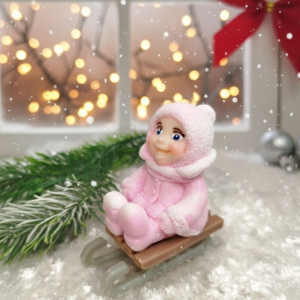 Девочка на санках