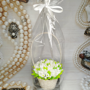 Корзина с подснежниками