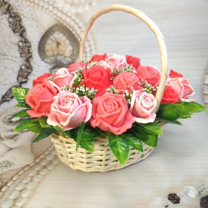 Большая корзина с розами из мыла
