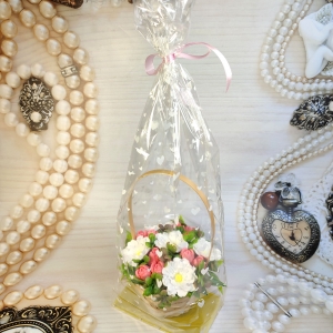 Белые космеи в корзинке