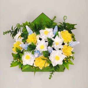 конверт с нарциссами и мускарями