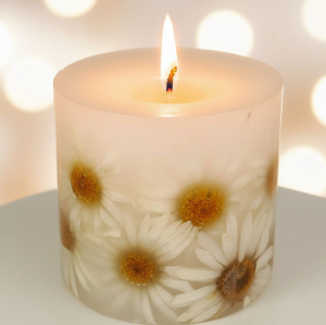 свеча с ромашками